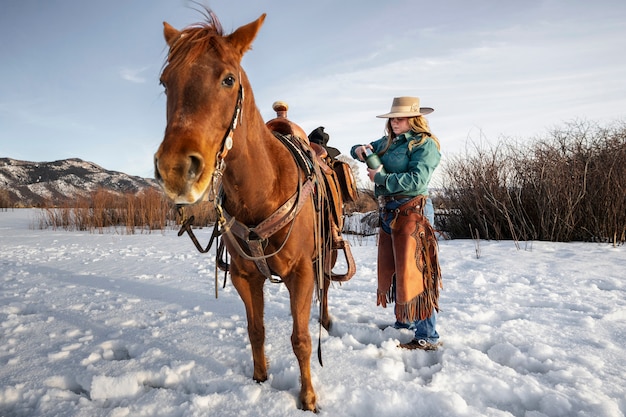 retrato, de, vaquera, con, un, caballo