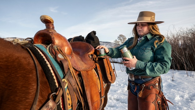 retrato, de, vaquera, con, un, caballo