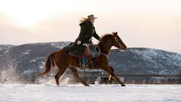 retrato, de, vaquera, en, un, caballo