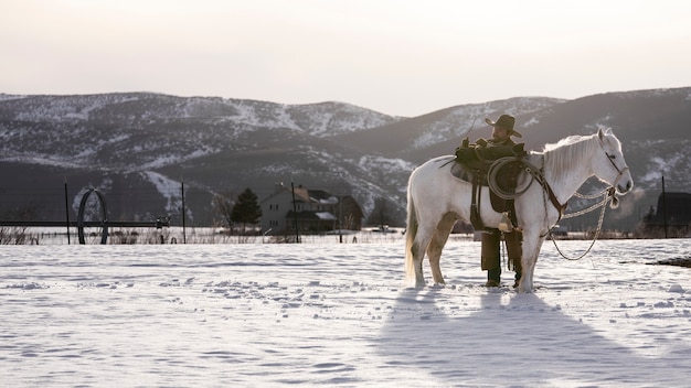 Foto gratuita retrato, de, vaquero, con, un, caballo