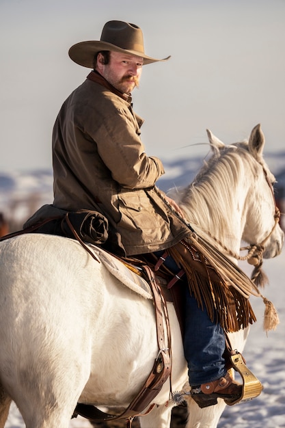 Foto gratuita retrato, de, vaquero, en, un, caballo