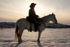 Foto gratuita retrato, de, vaquero, en, un, caballo