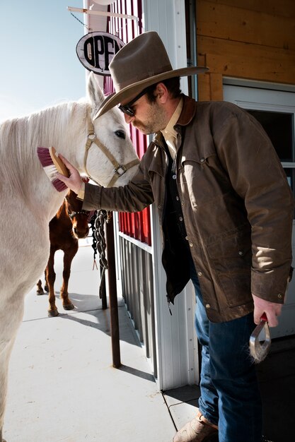 retrato, de, vaquero, cepillado, caballo blanco