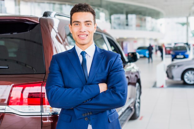 Retrato de vendedor de coches