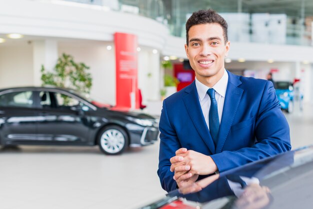 Retrato de vendedor de coches