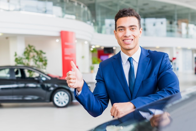 Foto gratuita retrato de vendedor de coches