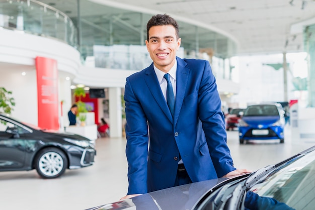 Retrato de vendedor de coches