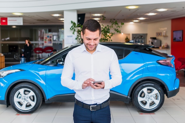 Foto gratuita retrato de vendedor de concesionario de coches