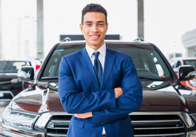 Retrato de vendedor de concesionario de coches