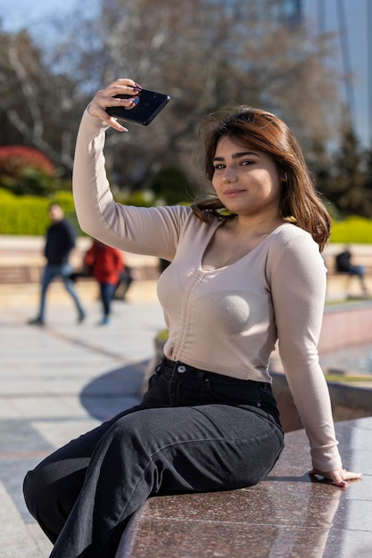 Retrato vertical de chicas jóvenes tomando selfie Foto de alta calidad