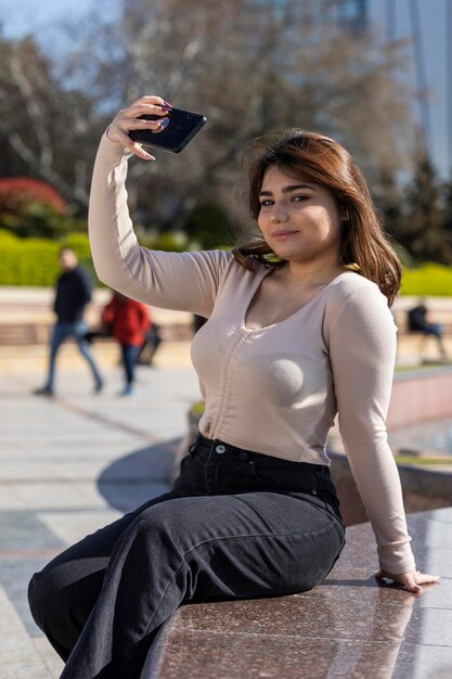 Retrato vertical de chicas jóvenes tomando selfie Foto de alta calidad