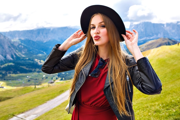 Retrato de viaje al aire libre de mujer turista joven bastante alegre