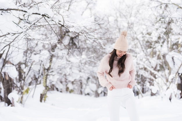 El retrato del viaje feliz de la sonrisa asiática hermosa joven de la mujer y goza con la estación del invierno de la nieve