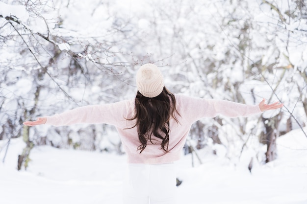 El retrato del viaje feliz de la sonrisa asiática hermosa joven de la mujer y goza con la estación del invierno de la nieve