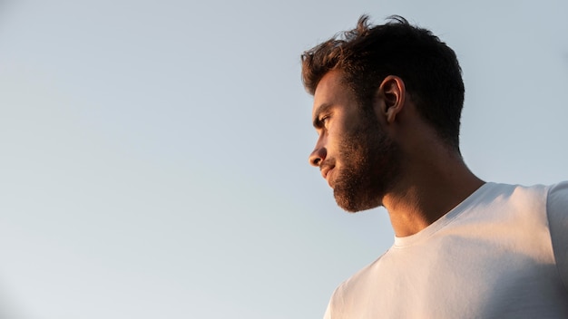 Retrato de viajero masculino guapo