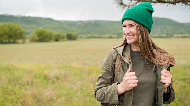 Retrato de viajero sonriente vistiendo gorro