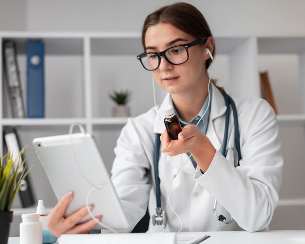 Retrato de videoconferencia de médico en la clínica