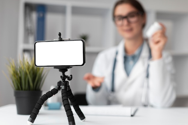 Foto gratuita retrato de videoconferencia de médico en la clínica