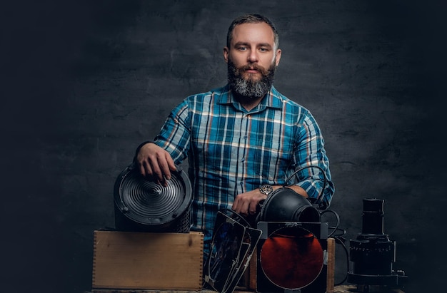 Retrato de videógrafo de hombre de mediana edad en un estudio.