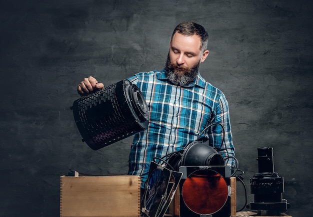 Retrato de videógrafo de hombre de mediana edad en un estudio.