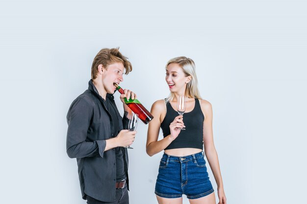 Retrato de vino bebiendo pareja joven feliz