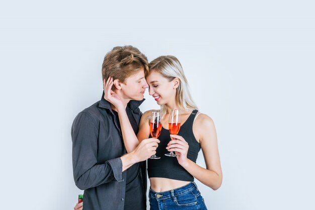 Retrato de vino bebiendo pareja joven feliz