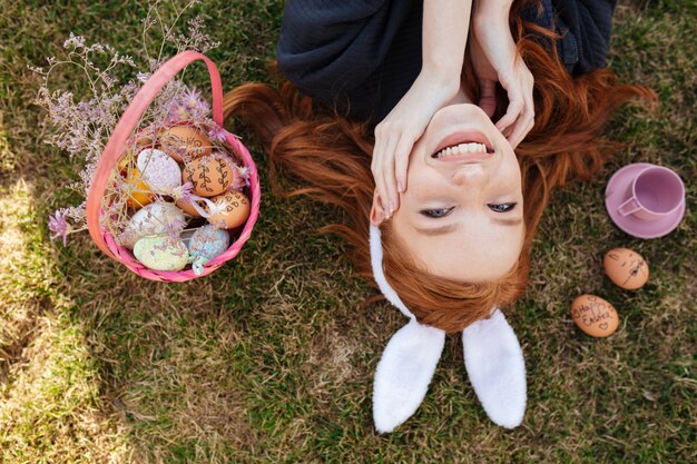 Retrato de vista superior de una mujer sonriente feliz cabeza roja