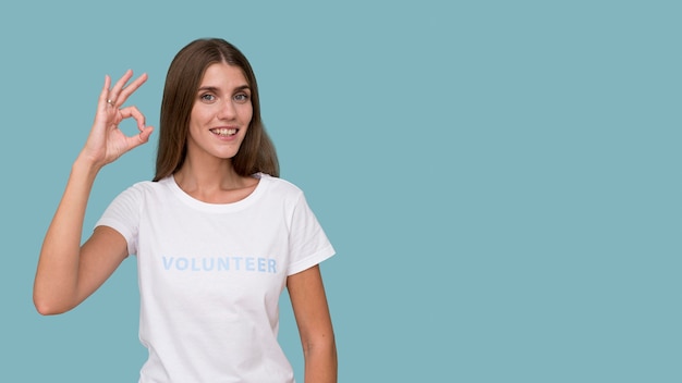 Foto gratuita retrato de voluntario humanitario