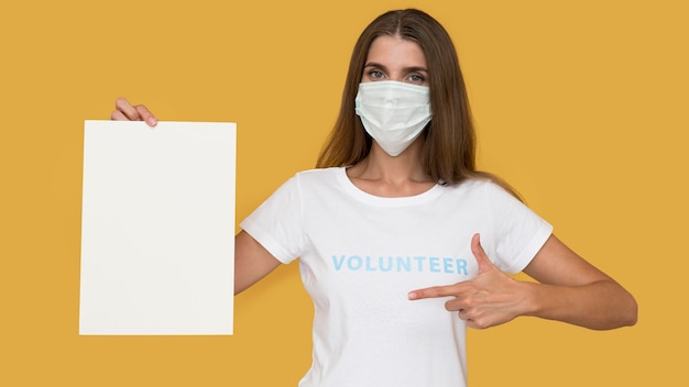 Foto gratuita retrato de voluntario con mascarilla