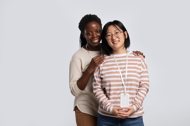 Foto gratuita retrato de voluntarios que organizaron donaciones con fines benéficos