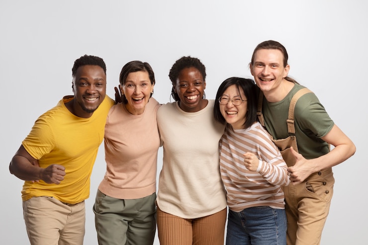 Foto gratuito retrato de voluntarios que organizaron donaciones con fines benéficos
