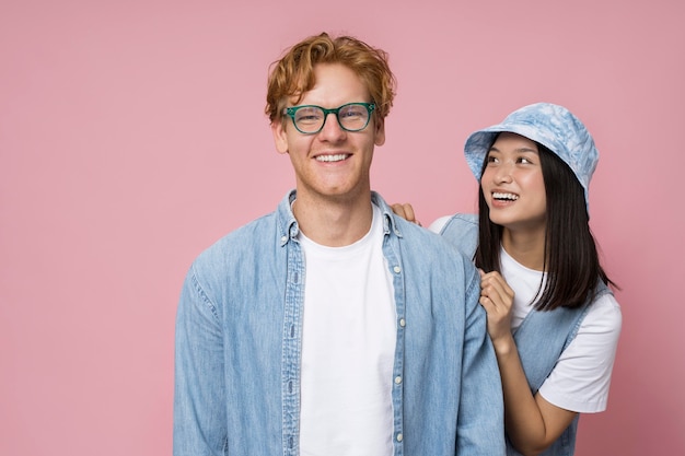 Foto gratuita retratos de adolescente feliz aislado