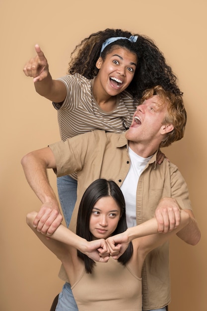 Foto gratuita retratos de adolescente feliz aislado