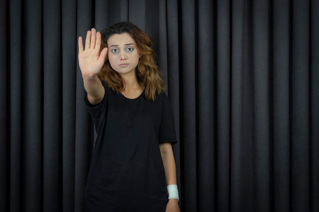 Retratos de una joven deprimida poniendo su mano en la cámara y haciendo un gesto para parar. foto de alta calidad