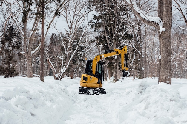 Foto gratuita retroexcavadora en la nieve en el santuario de togakushi, japón