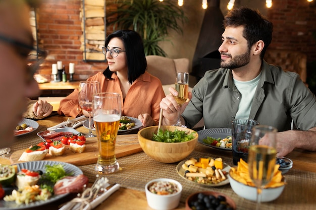 Reunión de amigos de cerca en el restaurante