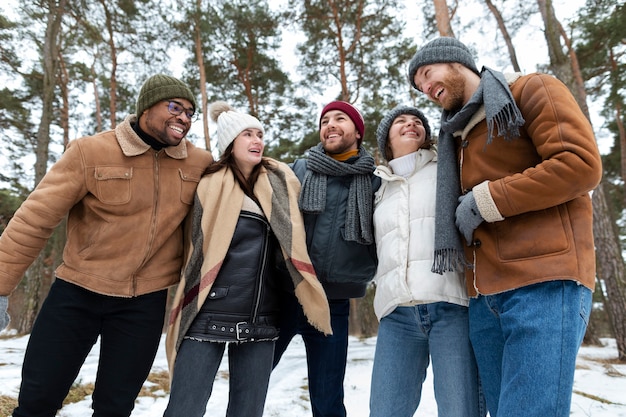 Reunión de amigos felices de tiro medio en invierno