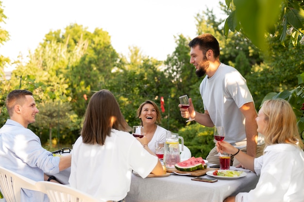 Reunión de amigos de plano medio