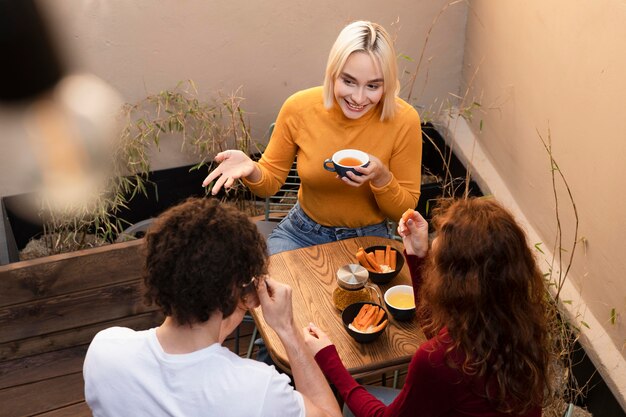 Reunión de amigos de plano medio