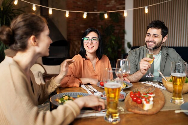 Reunión de amigos en restaurante plano medio