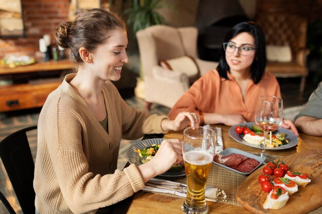 Reunión de amigos en el restaurante