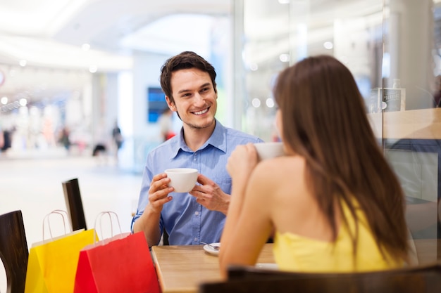 Foto gratuita reunión en la cafetería después de ir de compras