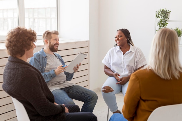 Reunión comunitaria de plano medio