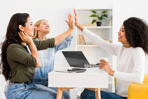 Reunión corporativa con mujeres.