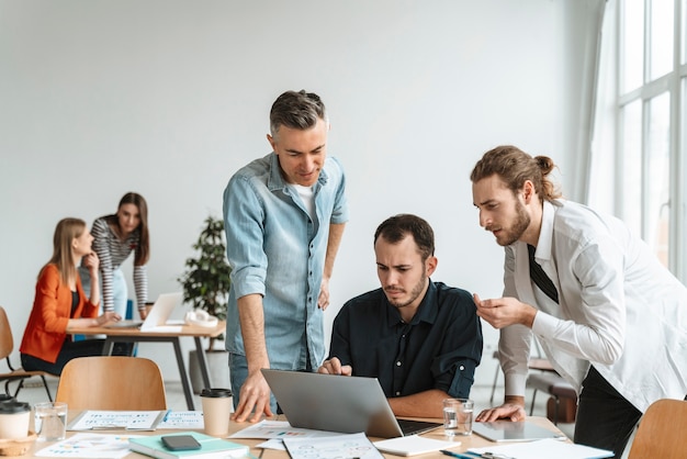 Reunión de empresarios en la oficina de trabajo