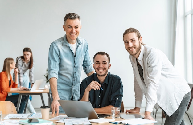 Reunión de empresarios en la oficina de trabajo