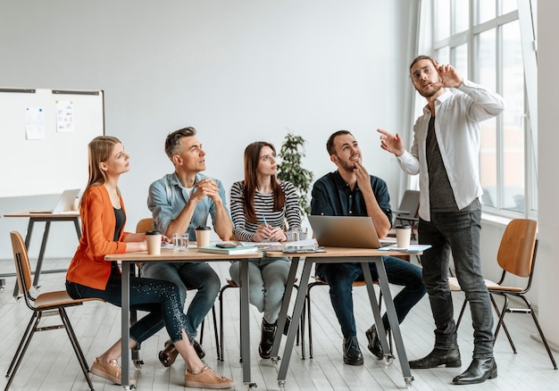 Reunión de empresarios en la oficina de trabajo