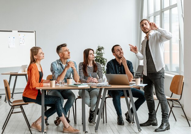 Reunión de empresarios en la oficina de trabajo