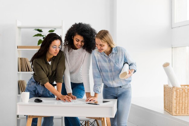 Reunión del equipo de mujeres de alto ángulo