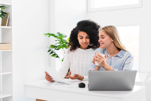 Reunión del equipo de mujeres de alto ángulo